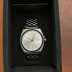 New. Never worn. Nixon time teller
